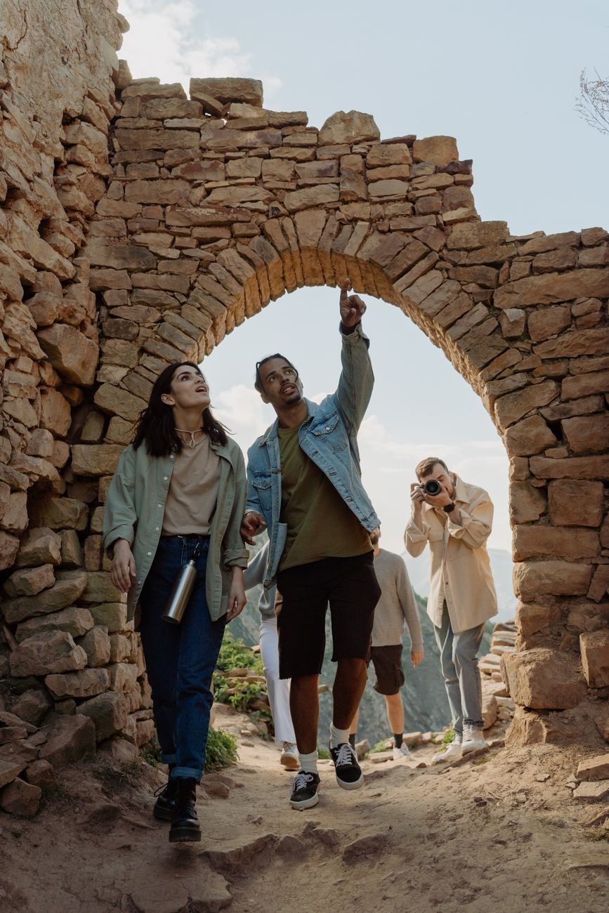 Guía turístico explicando historia frente a ruinas arqueológicas