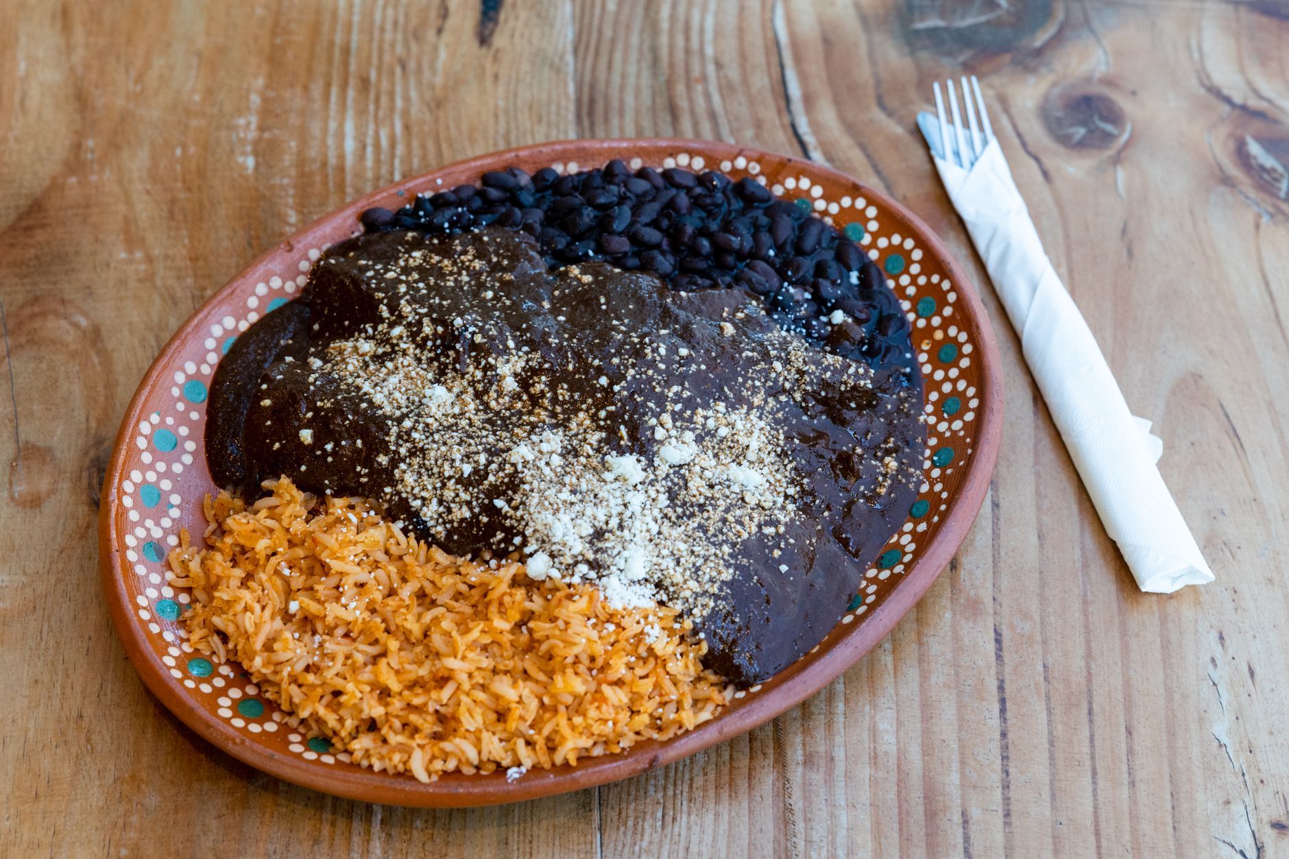 Selección de platos tradicionales oaxaqueños sobre mesa de barro