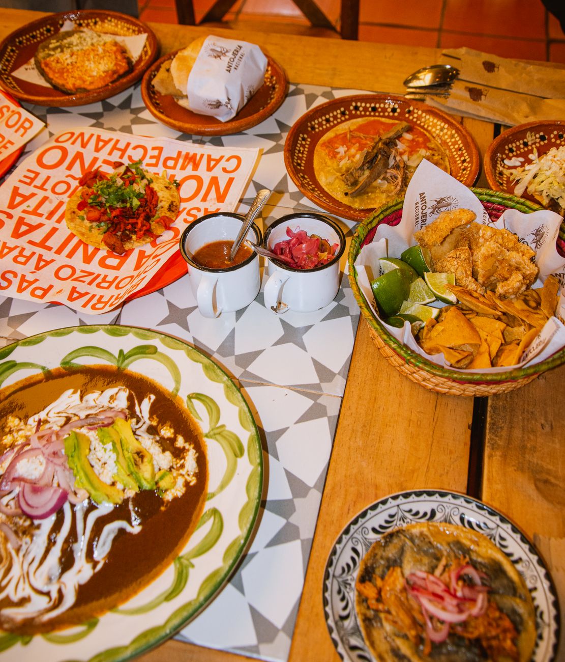 Mercado tradicional de Oaxaca con comida local