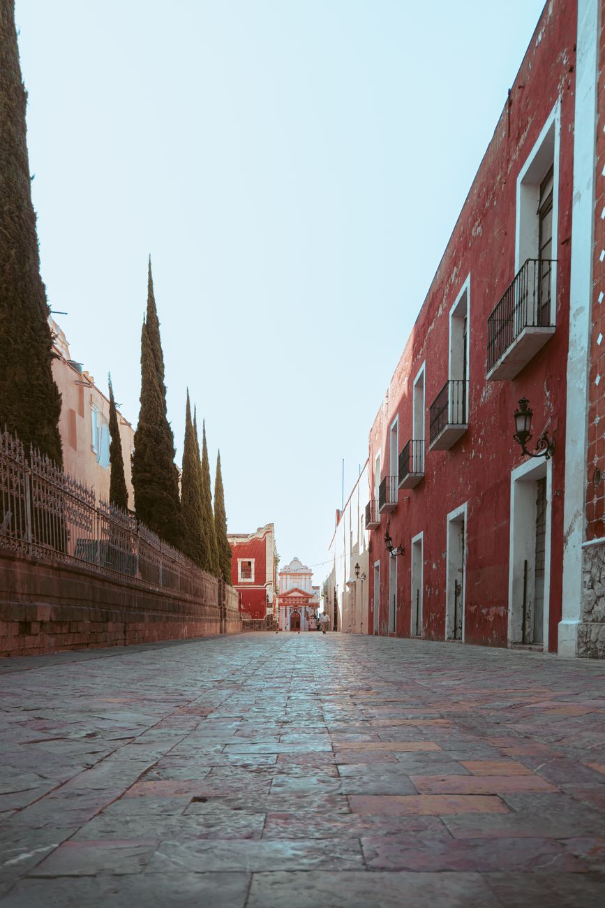 Calle colonial con coloridas fachadas en San Cristóbal